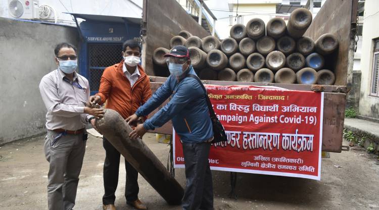 अखिल (क्रान्तिकारी)द्वारा ५० थान अक्सिजन सिलिण्डर हस्तान्तरण