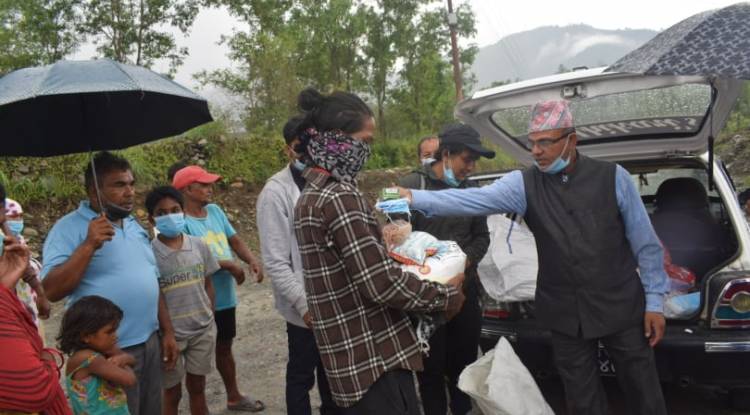 नेकपा कास्कीद्वारा सुकुमबासी बस्तीमा राहत वितरण