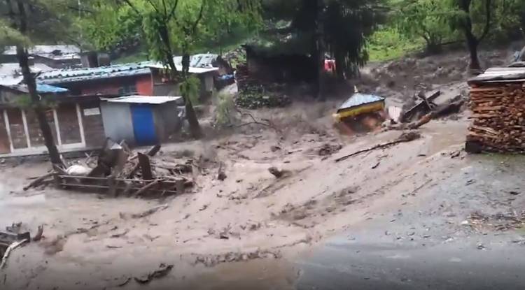 मनाङमा बाढीले बस्ती डुब्यो, गाउँ सम्पर्कविच्छेद