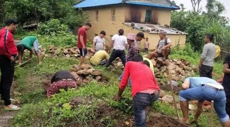 नेकपाद्वारा विपन्न– कुमाल परिवारको घर निर्माण सुरु