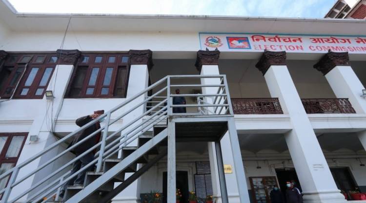 प्रचण्ड–नेपाल पक्षले निर्वाचन आयोगमा बुझायो २९० को हस्ताक्षर