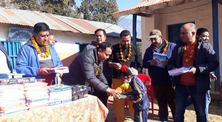 गुल्मीको जुनियामा बालबालिकाहरु इन्टरनेटमा जोडिदै